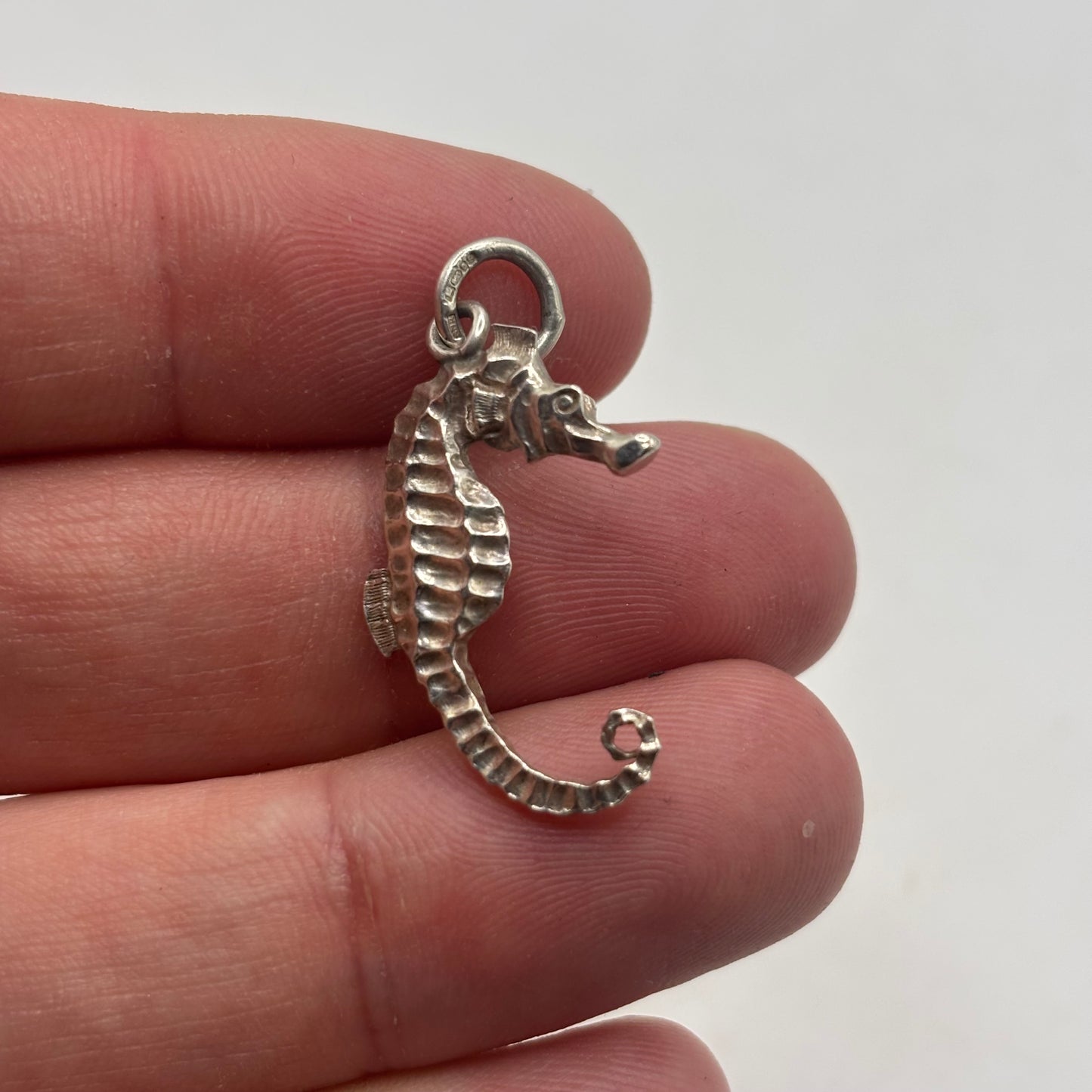 Silver Seahorse Pendant