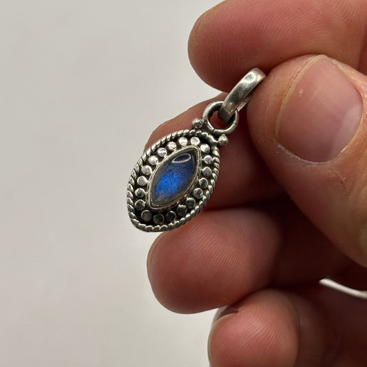 Silver Labradorite Pendant