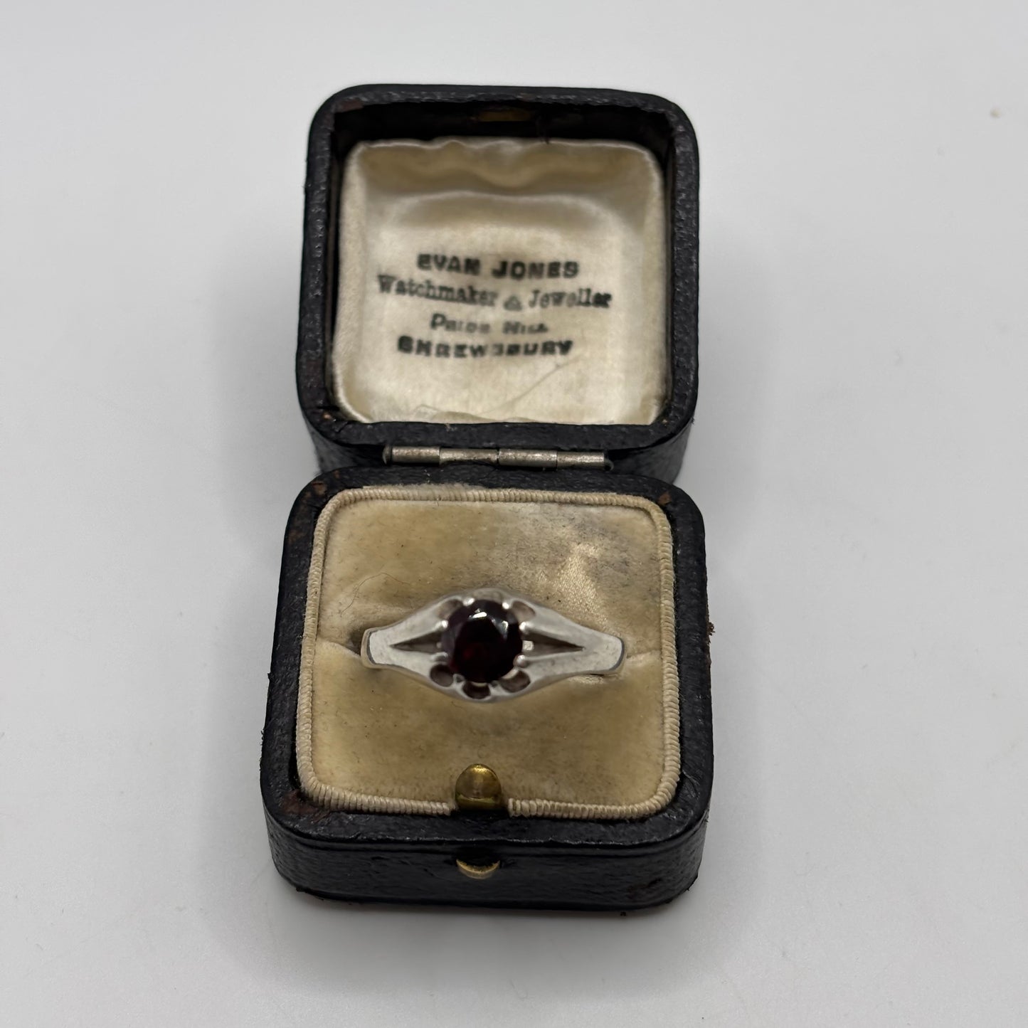 Silver Vintage Garnet Ring (V)